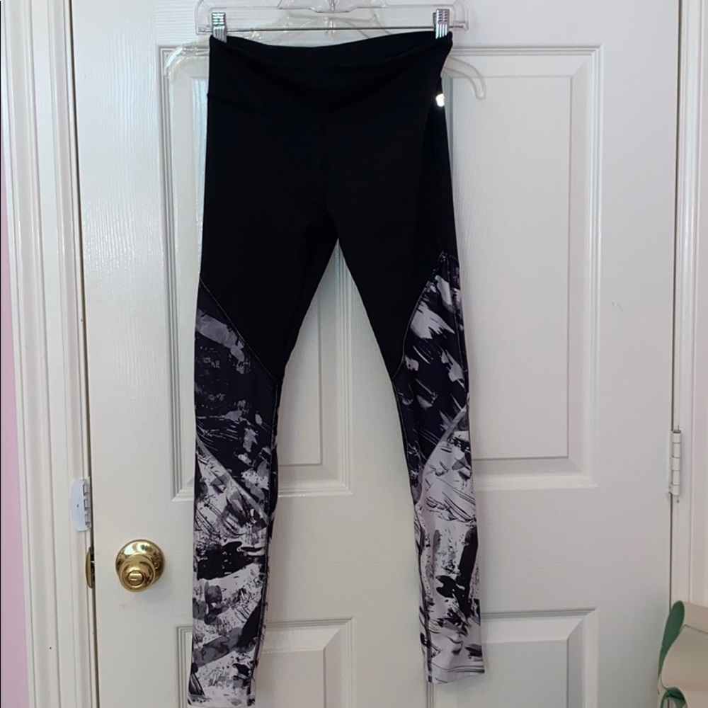 Black and white Fabletics leggings